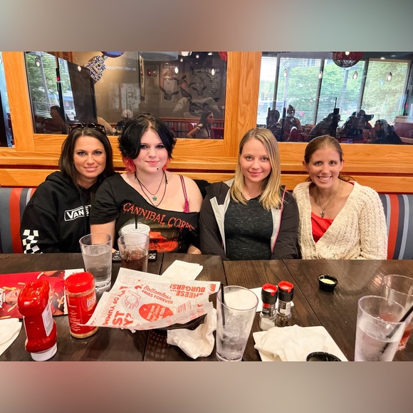 Meet your Posher, Patricia - Picture 1 of 13